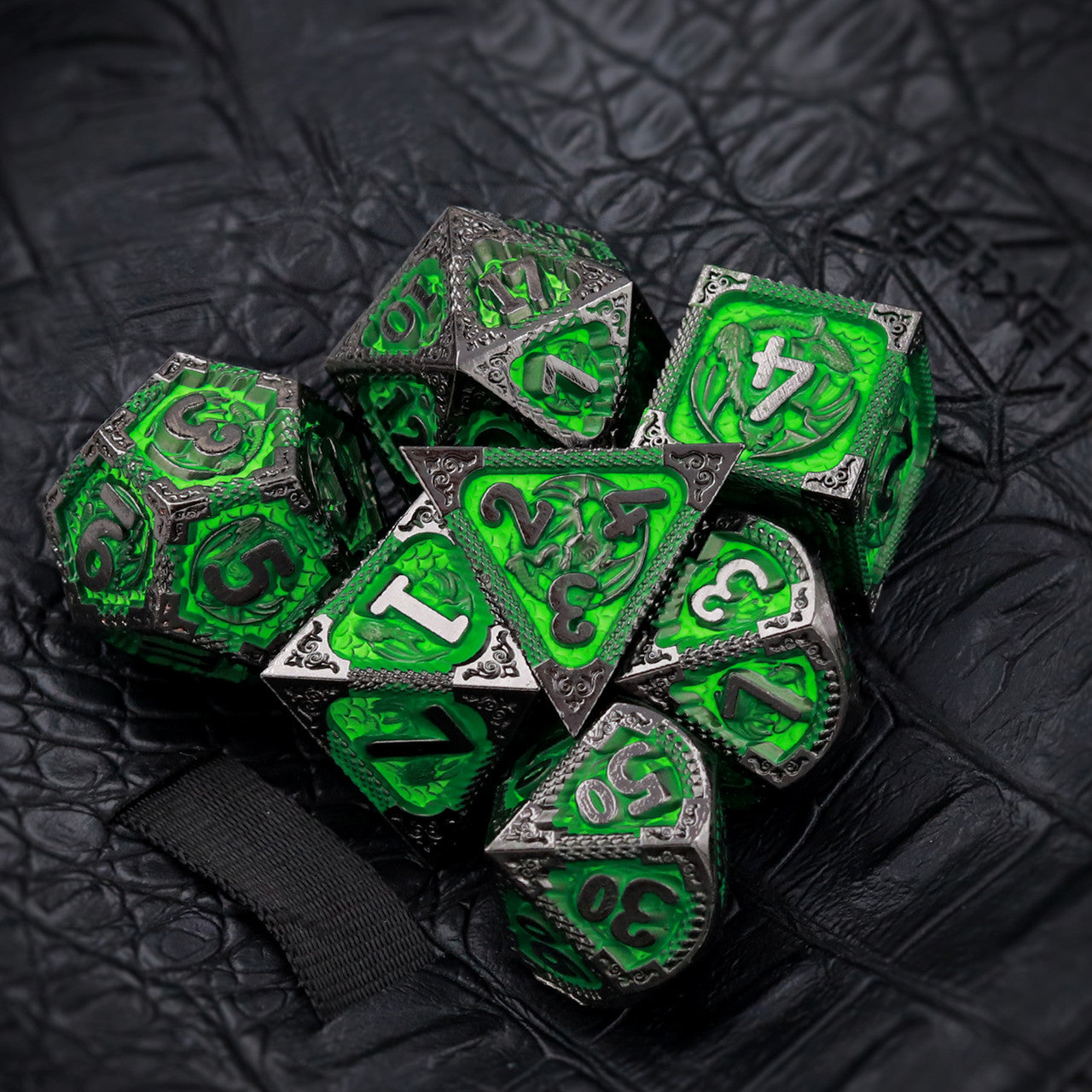 Haxtec Fire-breathing Dragon Pattern Black Matt Green Metal DND Dice Set With Leather Dice Bag for Dungoens and Dragons RPG Gifts